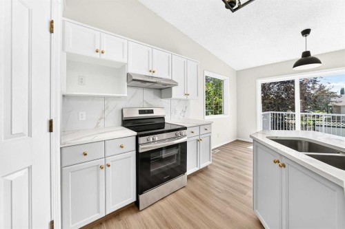 152 Harvest Park Terrace Ne, Calgary, AB - Indoor Photo Showing Kitchen