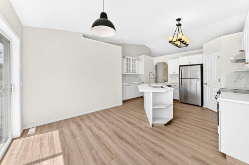 152 Harvest Park Terrace Ne, Calgary, AB - Indoor Photo Showing Kitchen