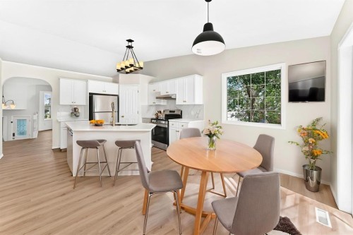 152 Harvest Park Terrace Ne, Calgary, AB - Indoor Photo Showing Dining Room