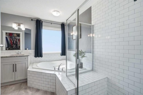 206 Lucas Crescent Nw, Calgary, AB - Indoor Photo Showing Bathroom