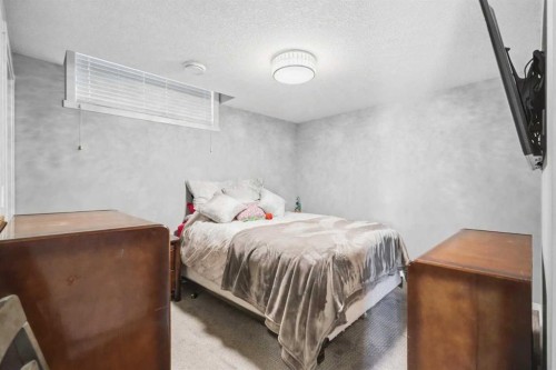 206 Lucas Crescent Nw, Calgary, AB - Indoor Photo Showing Bedroom