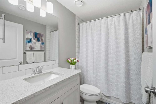 206 Lucas Crescent Nw, Calgary, AB - Indoor Photo Showing Bathroom