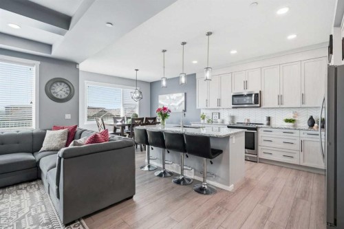 206 Lucas Crescent Nw, Calgary, AB - Indoor Photo Showing Other Room