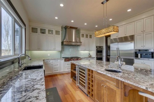 25 Aspenshire Close Sw, Calgary, AB - Indoor Photo Showing Kitchen With Upgraded Kitchen