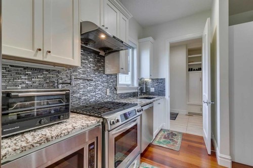 25 Aspenshire Close Sw, Calgary, AB - Indoor Photo Showing Kitchen With Upgraded Kitchen