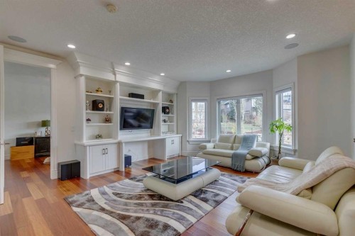 25 Aspenshire Close Sw, Calgary, AB - Indoor Photo Showing Living Room