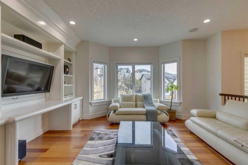 25 Aspenshire Close Sw, Calgary, AB - Indoor Photo Showing Living Room