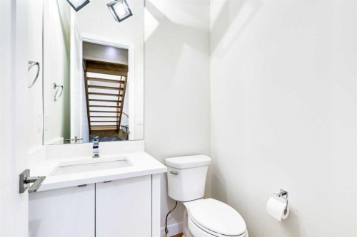 2039 44 Avenue Sw, Calgary, AB - Indoor Photo Showing Bathroom