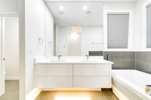 2039 44 Avenue Sw, Calgary, AB - Indoor Photo Showing Bathroom
