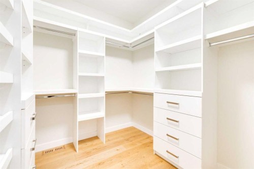2039 44 Avenue Sw, Calgary, AB - Indoor With Storage