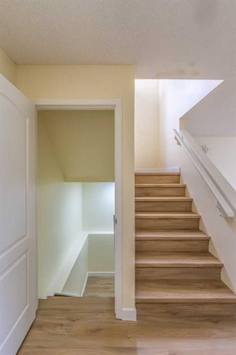 30 Somerside Manor Sw, Calgary, AB 
