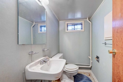 1917 Mountview Crescent Ne, Calgary, AB - Indoor Photo Showing Bathroom