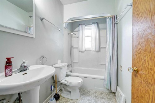 1917 Mountview Crescent Ne, Calgary, AB - Indoor Photo Showing Bathroom