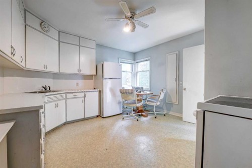 1917 Mountview Crescent Ne, Calgary, AB - Indoor Photo Showing Kitchen