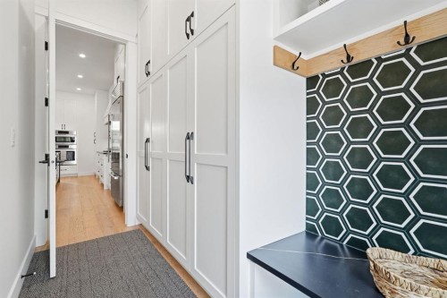 736 35 Street Nw, Calgary, AB - Indoor Photo Showing Other Room