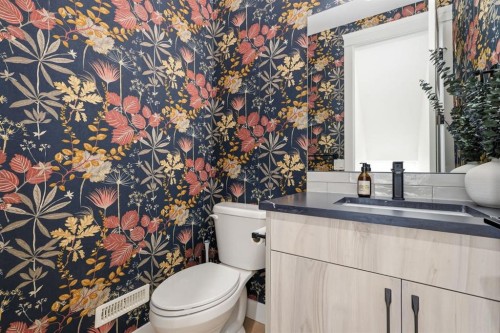 736 35 Street Nw, Calgary, AB - Indoor Photo Showing Bathroom