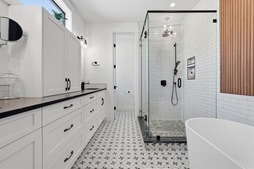 736 35 Street Nw, Calgary, AB - Indoor Photo Showing Bathroom