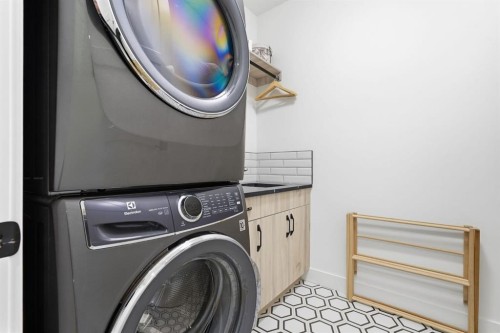 736 35 Street Nw, Calgary, AB - Indoor Photo Showing Laundry Room