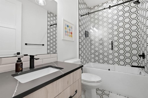 736 35 Street Nw, Calgary, AB - Indoor Photo Showing Bathroom