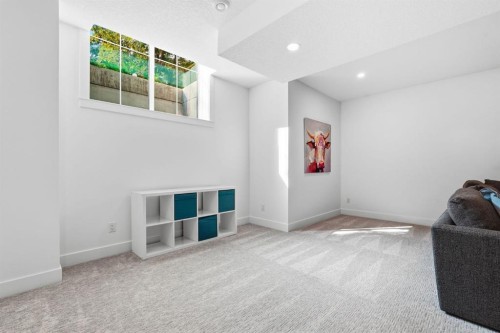 736 35 Street Nw, Calgary, AB - Indoor Photo Showing Other Room