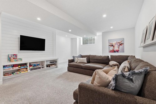 736 35 Street Nw, Calgary, AB - Indoor Photo Showing Living Room