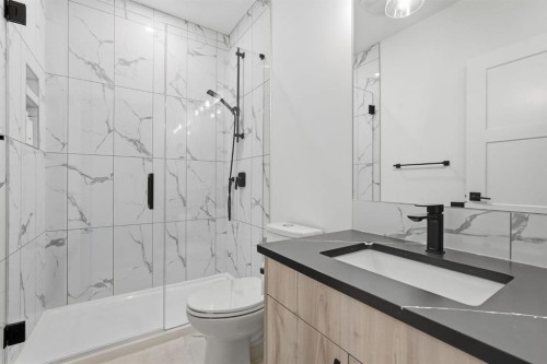 736 35 Street Nw, Calgary, AB - Indoor Photo Showing Bathroom