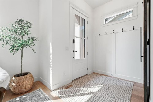 736 35 Street Nw, Calgary, AB - Indoor Photo Showing Other Room