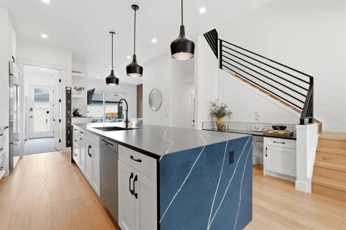 736 35 Street Nw, Calgary, AB - Indoor Photo Showing Kitchen With Upgraded Kitchen