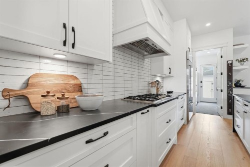 736 35 Street Nw, Calgary, AB - Indoor Photo Showing Kitchen With Upgraded Kitchen