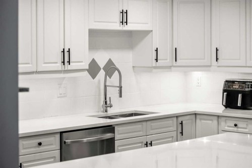 207-2425 90 Avenue Sw, Calgary, AB - Indoor Photo Showing Kitchen With Double Sink With Upgraded Kitchen