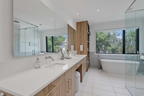 159 Rosery Drive Nw, Calgary, AB - Indoor Photo Showing Bathroom