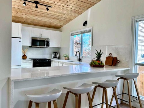 303 Woodside Place, Okotoks, AB - Indoor Photo Showing Kitchen