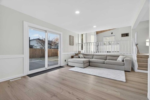 303 Woodside Place, Okotoks, AB - Indoor Photo Showing Living Room