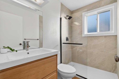 303 Woodside Place, Okotoks, AB - Indoor Photo Showing Bathroom