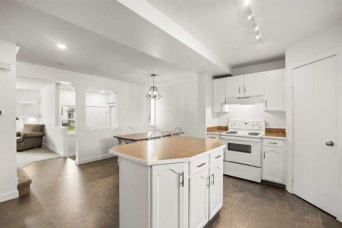 223 Coventry Road Ne, Calgary, AB - Indoor Photo Showing Kitchen