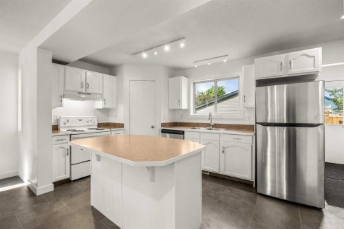 223 Coventry Road Ne, Calgary, AB - Indoor Photo Showing Kitchen