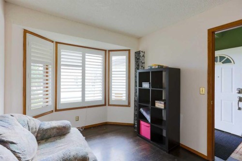 89 Athabasca Crescent, Crossfield, AB - Indoor Photo Showing Bedroom