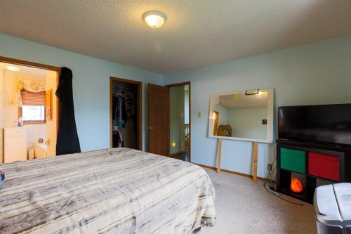 89 Athabasca Crescent, Crossfield, AB - Indoor Photo Showing Bedroom