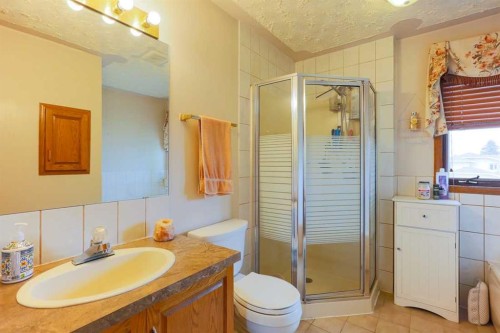 89 Athabasca Crescent, Crossfield, AB - Indoor Photo Showing Bathroom