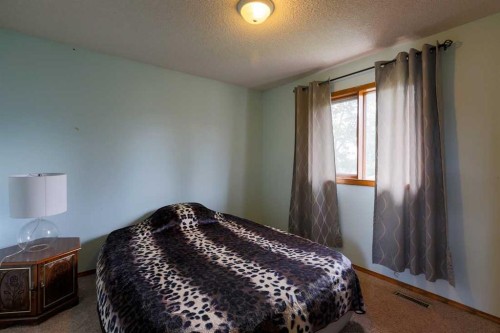 89 Athabasca Crescent, Crossfield, AB - Indoor Photo Showing Bedroom