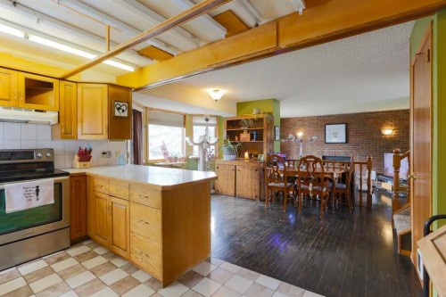 89 Athabasca Crescent, Crossfield, AB - Indoor Photo Showing Kitchen