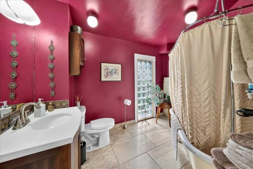 2410 16 Street Sw, Calgary, AB - Indoor Photo Showing Bathroom
