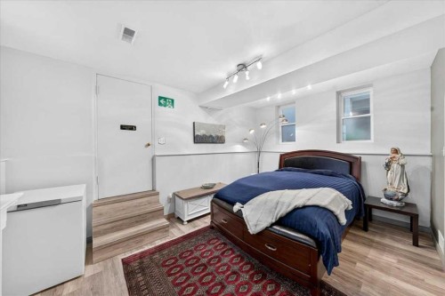 2410 16 Street Sw, Calgary, AB - Indoor Photo Showing Bedroom