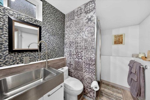 2410 16 Street Sw, Calgary, AB - Indoor Photo Showing Bathroom