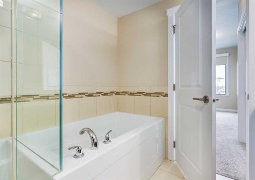 408-32 Varsity Estates Circle Nw, Calgary, AB - Indoor Photo Showing Bathroom