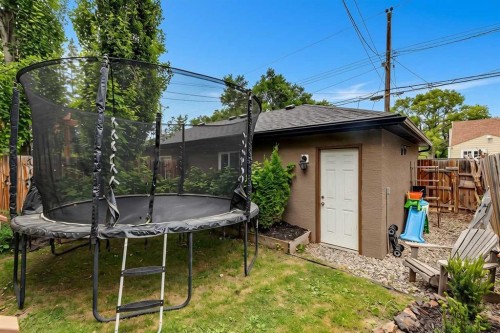 1046 Rundle Crescent Ne, Calgary, AB - Outdoor