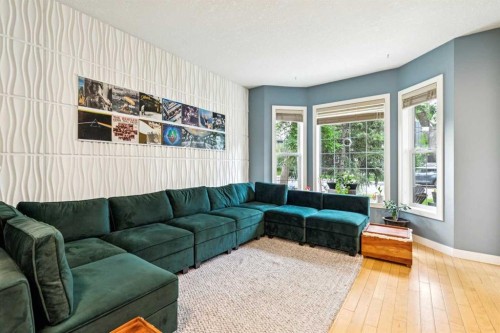 1046 Rundle Crescent Ne, Calgary, AB - Indoor Photo Showing Living Room
