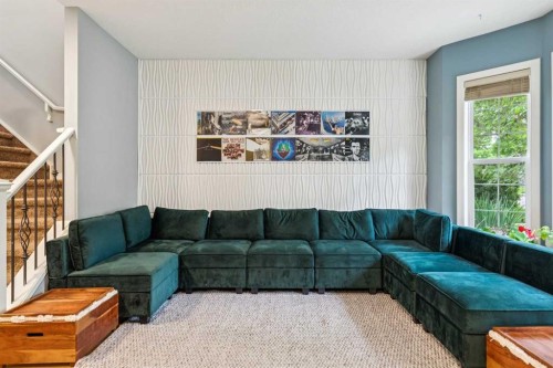 1046 Rundle Crescent Ne, Calgary, AB - Indoor Photo Showing Living Room