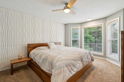 1046 Rundle Crescent Ne, Calgary, AB - Indoor Photo Showing Bedroom