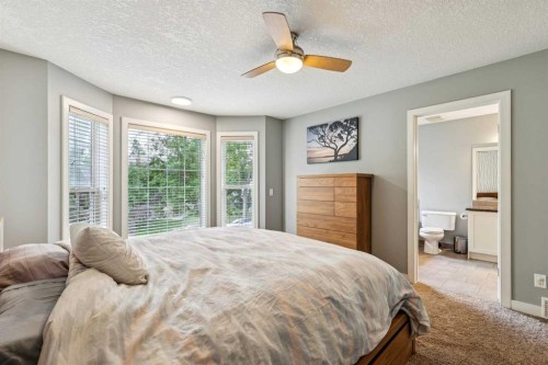 1046 Rundle Crescent Ne, Calgary, AB - Indoor Photo Showing Bedroom